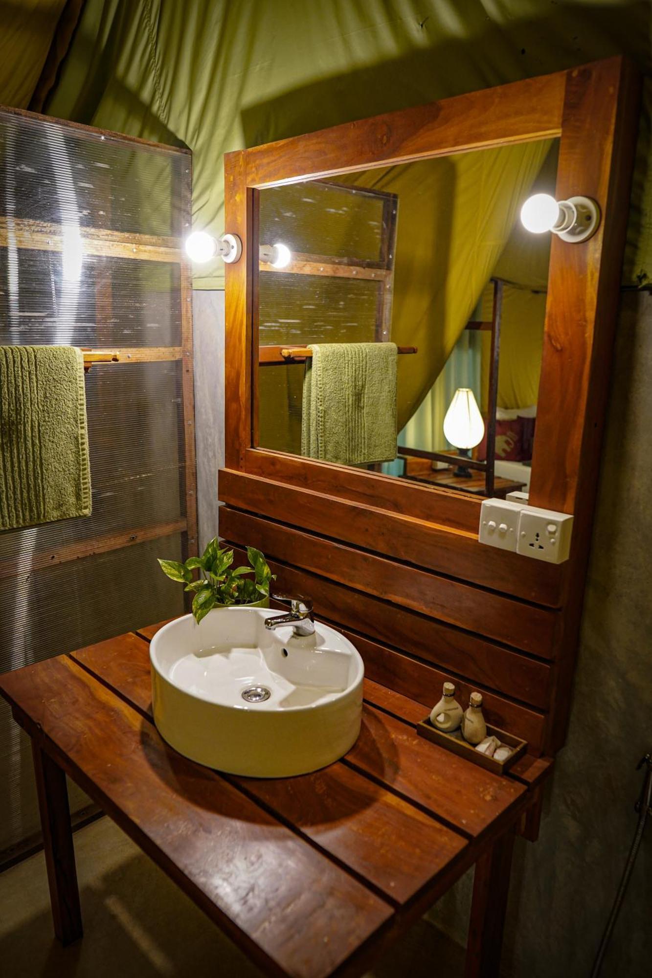 River Glamping By Gaga Bees Udawalawe Exterior photo